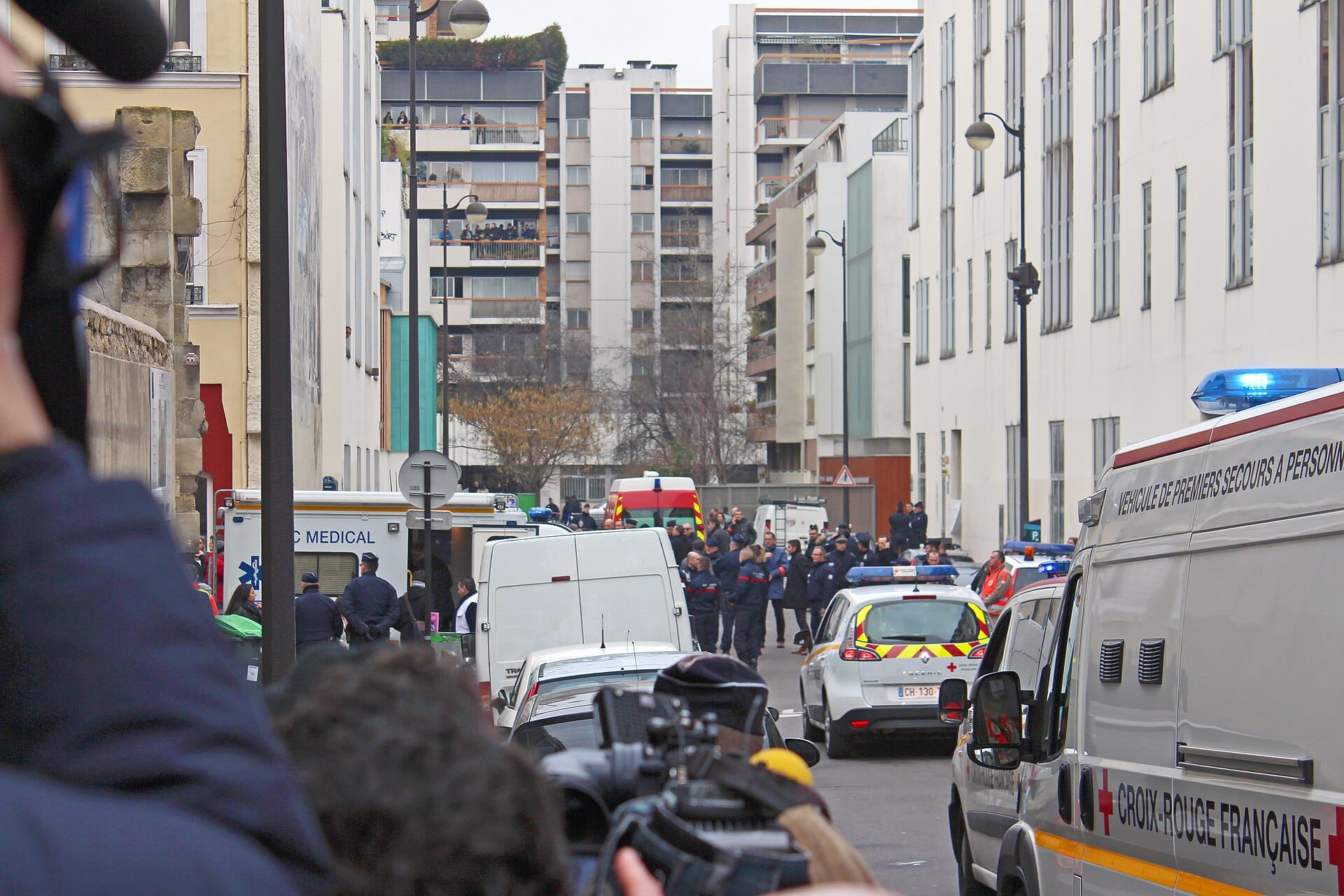 Pohľad na časť 11. obvodu, ktorú polícia uzavrela pre divákov krátko po streľbe v redakcii Charlie Hebdo (3).